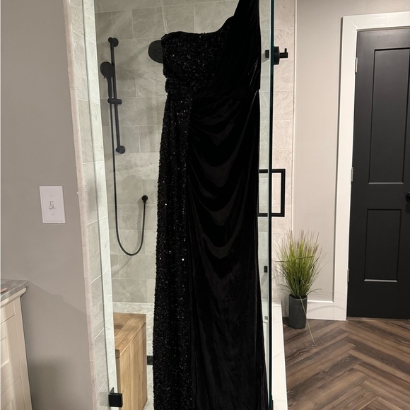 BLACK One Shoulder Sequined Gown W/ High Slit New - Picture 4 of 5